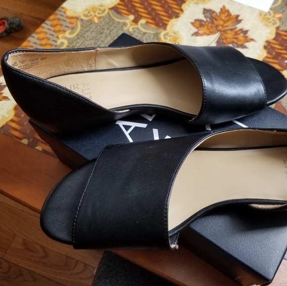 Women shoes - Picture 1 of 6